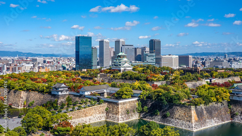 大阪城天守閣と大阪ビジネスパークの高層ビル街（大阪府大阪市）