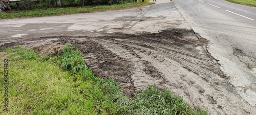 Skrzyżowanie drogi głównej z drogą wiejską.