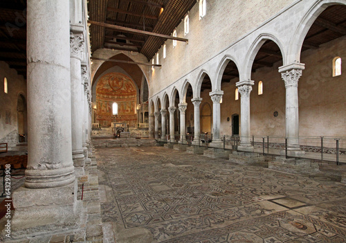 la navata centrale della Basilica di Aquileia con i mosaici pavimentali