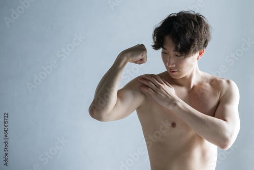筋肉を鍛えるカッコイイハンサムな日本人男性 上腕二頭筋や胸筋