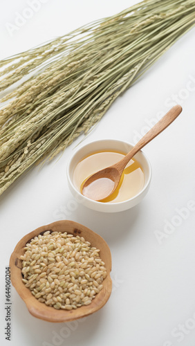こめ油 イメージ｜米油と玄米と稲穂