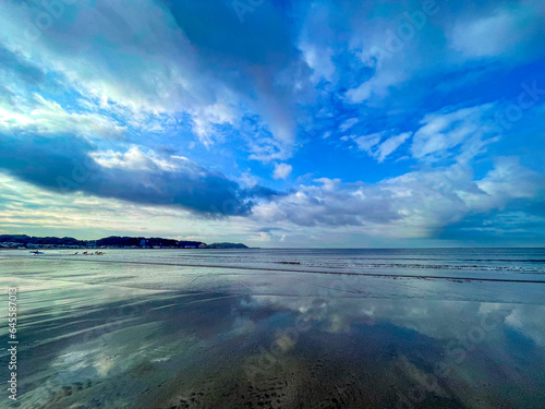 白い雲が海に反射している写真・画像素材