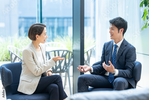 会話をするビジネスマンと女性