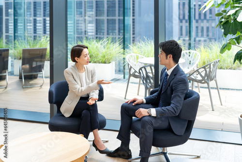 会話をするビジネスマンと女性