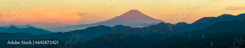 山岳地帯から撮影した朝日を浴びて赤くなる富士山