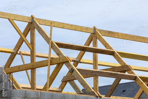 La pose de poutres en bois pour la toiture d'une maison.