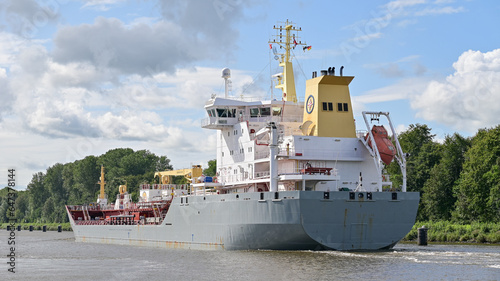 Statek handlowy - zbiornikowiec płynie po kanale kilońskim