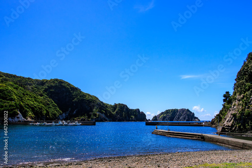 伊豆急行線の車窓から見る美しい海と伊豆諸島の島影。日本国静岡県伊豆半島。 2023年9月2日撮影。 