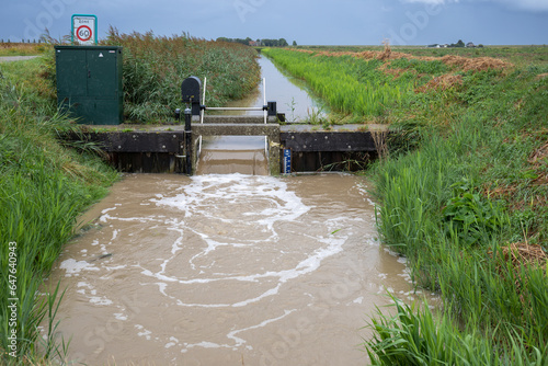 Stuw die het waterpeil regelt voor de grondwaterstand in de agrarische sector
