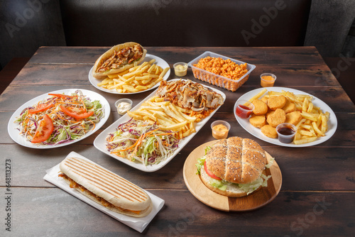 Assortiment des plats turc sur une table en bois. Variété des plats de restauration rapide à emporter. 