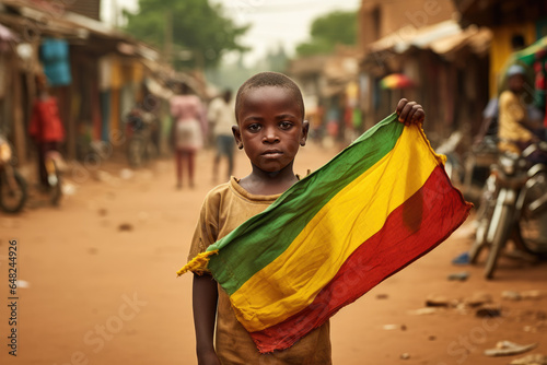 Un garçon malien tenant le drapeau du Mali dans les rues de Bamako