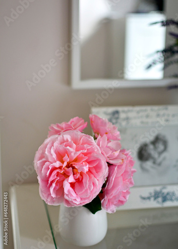 romantyczna rózowa roza w białym wazonie na stoliku, romantyczne tło, rózowa róza w wazonie, róza i ramka ze zdjęciem, romantic pink rose in a white vase on the table, romantic background