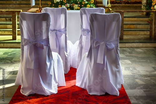 Kościół katolicki z widocznym ołtarzem i krzesłami dla pary młodej. ślub. 