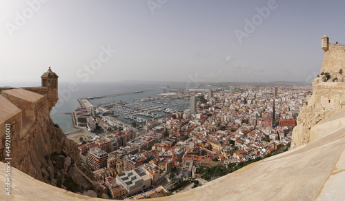Panorámica de Alicante entre las gritas del castillo de santa bárbara , vista aérea de la ciudad.