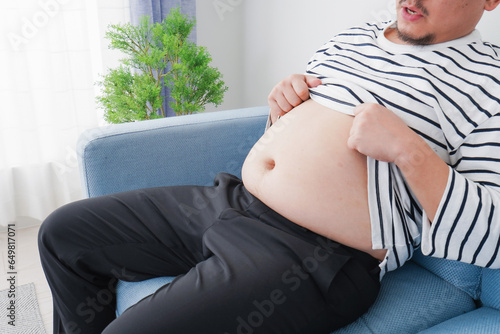 食べ過ぎで肥満体型の男性