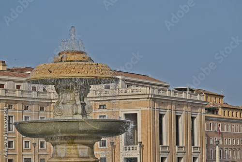 Città del Vaticano, la fontana in piazza San Pietro - Roma