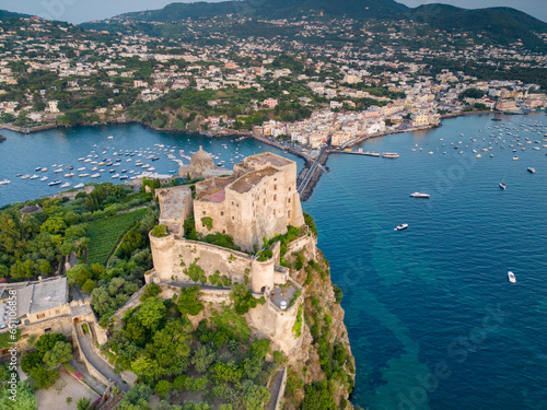 Vista aerea all'alba di Ischia ponte a Ischia. Mare, sole e una spiaggia meravigliosa. Paesaggio marino