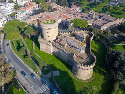 Vista aerea del Castello di Giulio II e Borgo di Ostia antica.