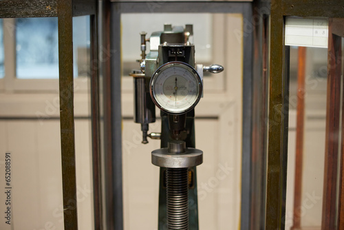 金属加工用の硬度測定機械の様子