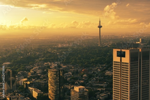 Ausblick über Hochhäuser als Panorama in Frankfurt am Main im Sonnenuntergang