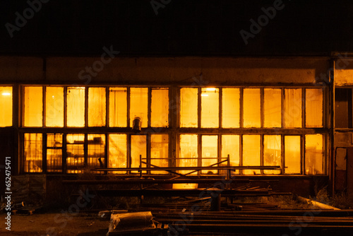 Oświetlone okna w budynku fabrycznym
