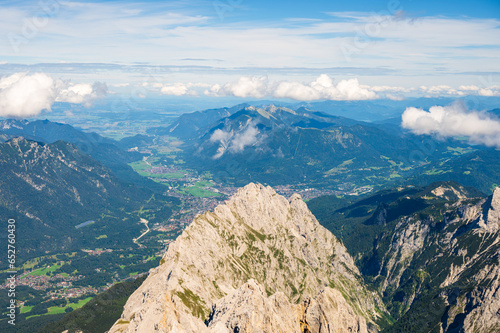 Blick von der Zugspitze auf Garmisch-Partenkirchen in Bayern, Süddeutschland