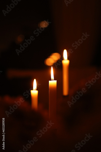 Płomienie świec, wspomnienie wszystkich świętych, 1 listopad. Candle flames, commemoration of all saints, November 1.