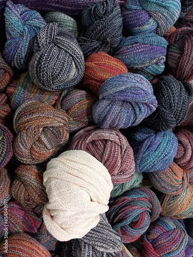 Filati multicolore, gomitoli in cotone e lana