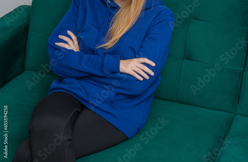 Obrażona żona kobieta siedząca na sofie podczas terapii z psychologiem 