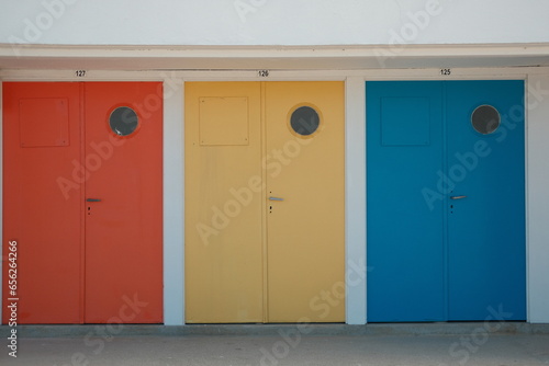 Portes de cabines de plages colorées à la plage de Trestaou à Perros-Guirec - Bretagne - France 
