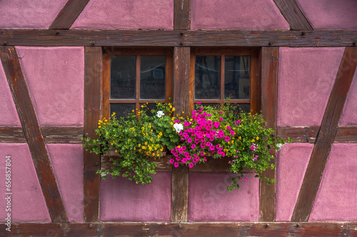 Jardinières fleuries, sur rebord de fenêtre alsacienne