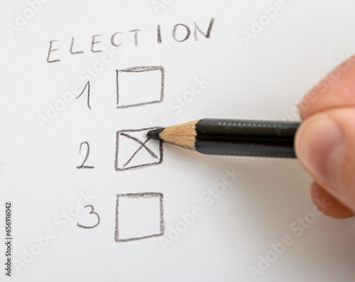 Postawiony krzyżyk w polu wyboru na karcie do głosowania 