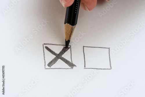 Postawiony krzyżyk w polu do głosowania na karcie wyborczej 