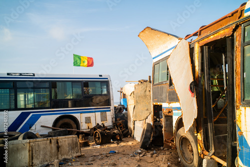 des bus urbains à l'état d'épave sur le rivage dans un quartier populaire e la ville de Dakar au Sénégal en Afrique