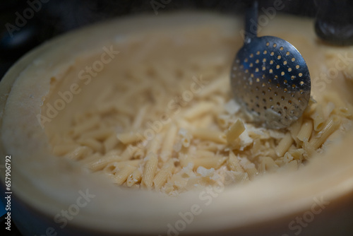 Pasta aus einem Parmesanlaib