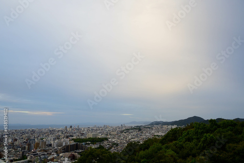 晴れた朝、神戸三宮の高台ヴィーナスブリッジより市街地をのぞむ。