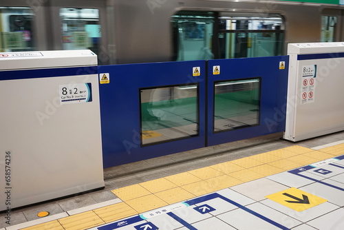 駅のホームドア