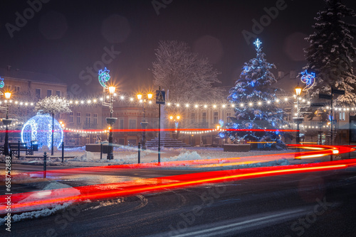 Chinka bożonarodzeniowa na rynku w Brzesku nocną porą | Christmas Tree on the town square in Brzesko by night