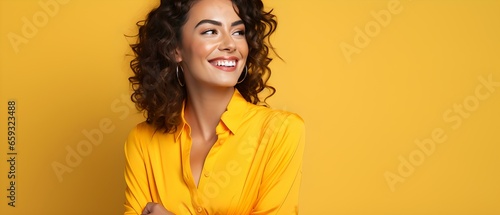 Selbstsichere Unternehmerin im gelben Blazer: Stärke und Lächeln