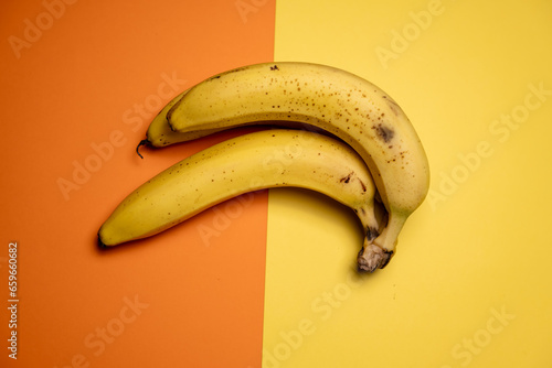 bananes en petit régime sur 2 couleurs
