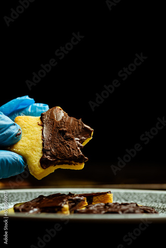 primer plano del chef sosteniendo galletas de chocolate
