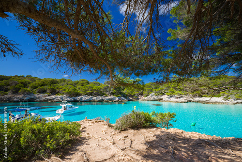 Krajobraz morski i widok na skaliste wybrzeże, pocztówka z podróży, wakacje i zwiedzanie hiszpańskiej wyspy Menorca, Hiszpania