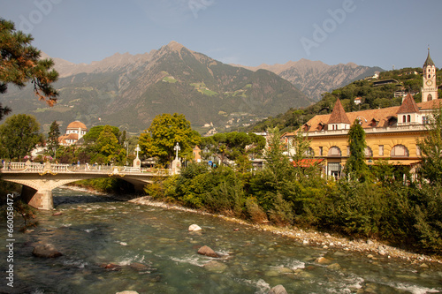 Blick auf die alte Postbrücke von Meran in Südtirol