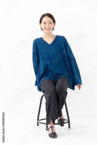 椅子に座る笑顔の女性