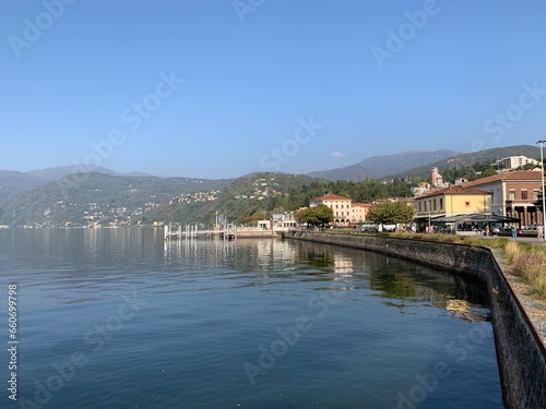 Seepromenade in Der Stadt Luino / Italien am Lago Maggiore / Ufer am See zwischen der Schweiz und Italien