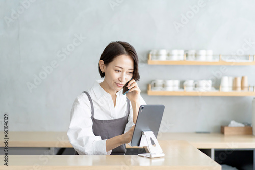 カフェで働く女性 電話 予約