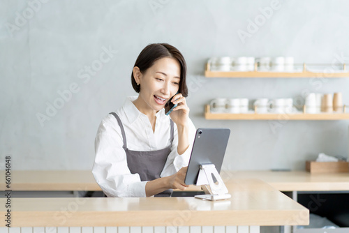 カフェで働く女性 電話 予約