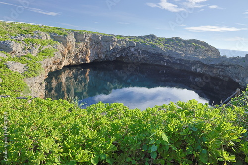 日本の沖縄、下地島にある晴れた日の通り池の風景