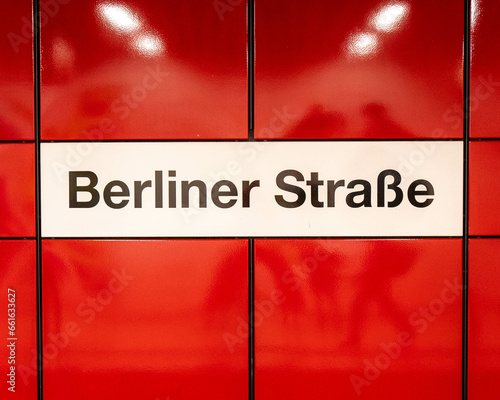 Stacja Berliner Strase w kolorze czerwonym