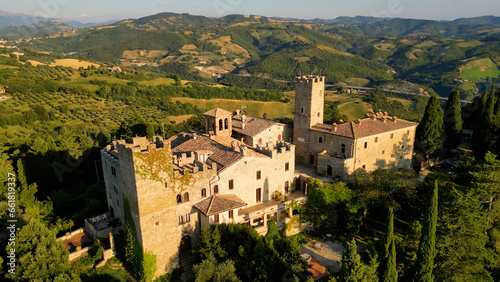 Widok z lotu ptaka na zamek Giomici Castle, Prowincja Prugia 06029 Giomici, Perugia.